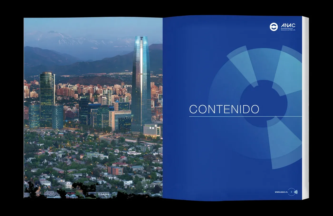 Doble página de apertura del Anuario Automotriz ANAC 2026, con una vista aérea de Santiago y el índice de contenidos